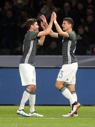 Deutschland - England Deutschland, Berlin, 26.03.2016, Fussball, FIFA, Länderspiel, Deutschland DFB - England (2:3): v.l. Jonas Hector, Mario Gomez (beide Deutschland); Jubel Tor 2:0 Gomez.