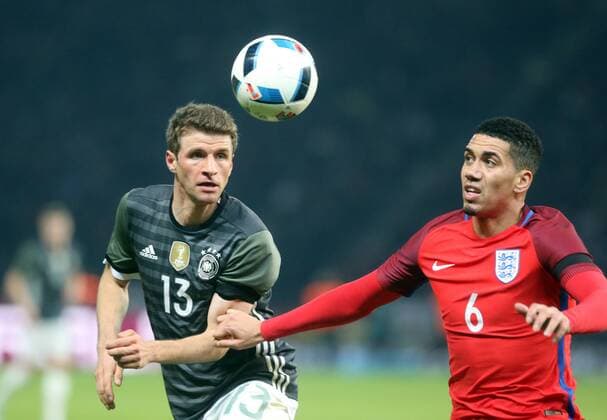 Deutschland - England Deutschland, Berlin, 26.03.2016, Fussball, FIFA, Länderspiel, Deutschland DFB - England (2:3): v.l. Thomas Müller (Deutschland), Chris Smalling (England).
