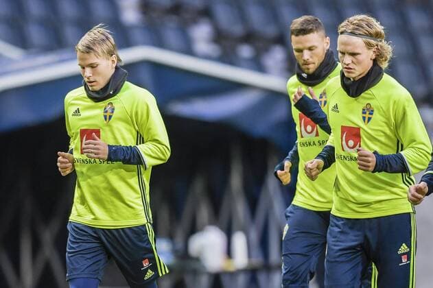160327 Oscar Lewicki, Marcus Berg och Oscar Hiljemark nder Sveriges fotbollslandslags träning den 27 mars 2016 i Stockholm.  Copyright: JOELxMARKLUND BB160327JM005