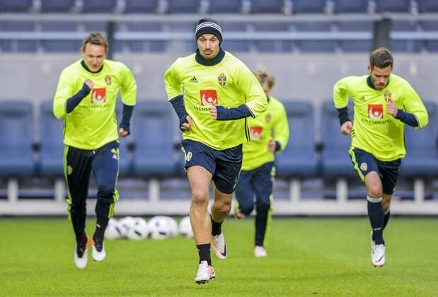 160327 Kim Källström, Zlatan Ibrahimovic och Emil Salomonsson under Sveriges fotbollslandslags träning den 27 mars 2016 i Stockholm.  Copyright: JOELxMARKLUND BB160327JM008
