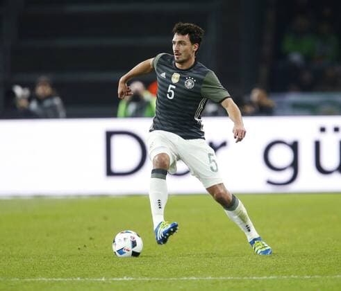 Mats Hummels (GER) . Einzelaktion am Ball . Deutschland -England . Fussball-Länderspiel 2016, Freundschaftsspiel . Berlin, GER, 26.03.2016 ,