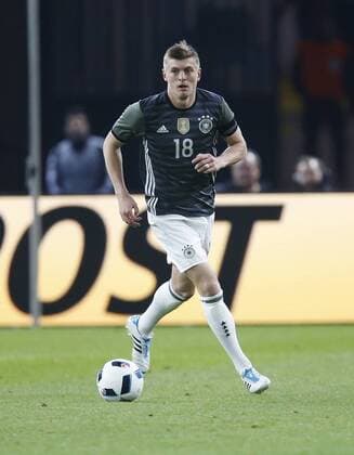 Toni Kroos (GER) . Einzelaktion am Ball . Deutschland -England . Fussball-Länderspiel 2016, Freundschaftsspiel . Berlin, GER, 26.03.2016 ,
