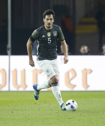 Mats Hummels (GER) . Einzelaktion am Ball . Deutschland -England . Fussball-Länderspiel 2016, Freundschaftsspiel . Berlin, GER, 26.03.2016 ,