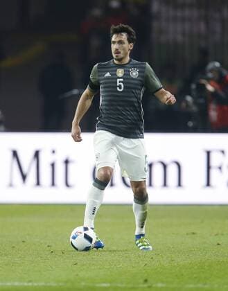 Mats Hummels (GER) . Einzelaktion am Ball . Deutschland -England . Fussball-Länderspiel 2016, Freundschaftsspiel . Berlin, GER, 26.03.2016 ,
