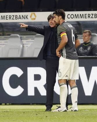 V.li. Bundestrainer Joachim Jogi Löw (GER) gibt Sami Khedira (GER) Anweisungen . Deutschland -England . Fussball-Länderspiel 2016, Freundschaftsspiel . Berlin, GER, 26.03.2016 ,