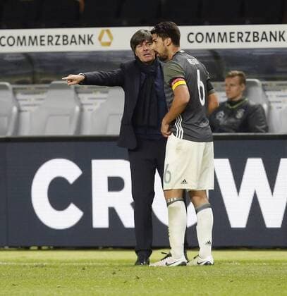 V.li. Bundestrainer Joachim Jogi Löw (GER) gibt Sami Khedira (GER) Anweisungen . Deutschland -England . Fussball-Länderspiel 2016, Freundschaftsspiel . Berlin, GER, 26.03.2016 ,