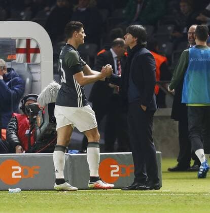 V.li. Mario Gomez (GER) gibt nach seiner Auswechslung Bundestrainer Joachim Jogi Löw (GER) die Hand . Deutschland -England . Fussball-Länderspiel 2016, Freundschaftsspiel . Berlin, GER, 26.03.2016 ,