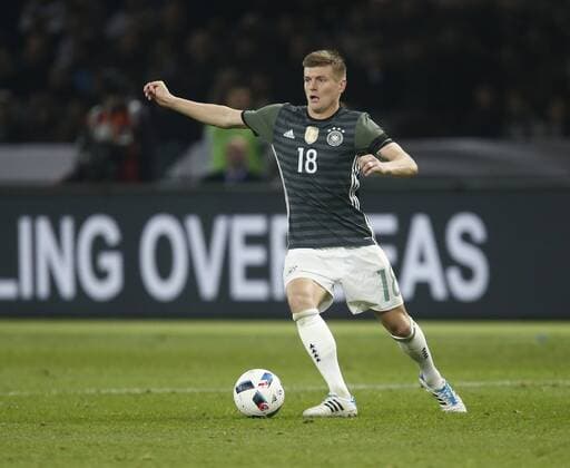 Toni Kroos (GER) . Einzelaktion am Ball . Deutschland -England . Fussball-Länderspiel 2016, Freundschaftsspiel . Berlin, GER, 26.03.2016 ,