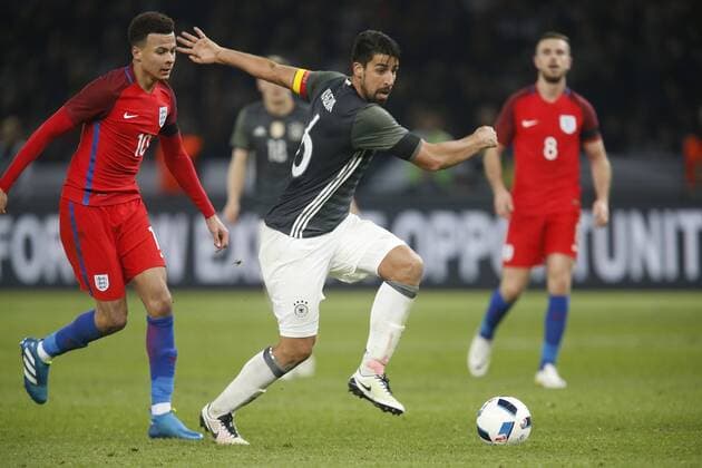 V.li. Dele Alli (ENG), Sami Khedira (GER) . Deutschland -England . Fussball-Länderspiel 2016, Freundschaftsspiel . Berlin, GER, 26.03.2016 ,