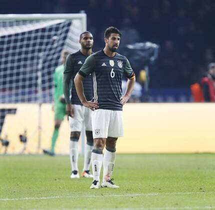 Enttäuschung Deutschland, Sami Khedira (GER) . Hinten Jonathan Tah (GER) . Deutschland -England . Fussball-Länderspiel 2016, Freundschaftsspiel . Berlin, GER, 26.03.2016 ,
