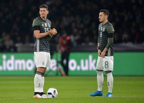 Fußball, Länderspiel, Deutschland - England Fussball DFB Berlin 26.03.2016 Olympiastadion Berlin Laenderspiel Test EURO 2016 Deutschland geg England 2 : 3 vlnr Mario GOMEZ 23 GER Mesut OEZIL (ÖZIL) 8 GER