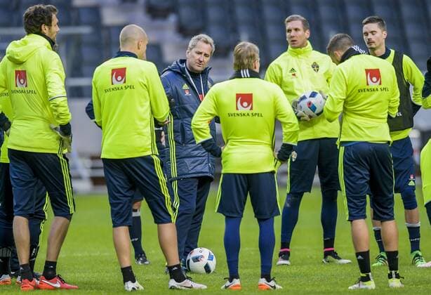160327 Sveriges Förbundskapten Erik Hamren har genomgang med spelarna under Sveriges fotbollslandslags träning den 27 mars 2016 i Stockholm.  Copyright: JOELxMARKLUND BB160327JM010