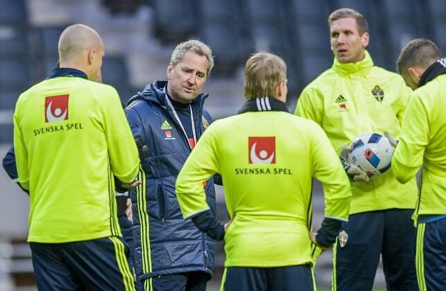 160327 Sveriges Förbundskapten Erik Hamren har genomgang med spelarna under Sveriges fotbollslandslags träning den 27 mars 2016 i Stockholm.  Copyright: JOELxMARKLUND BB160327JM011