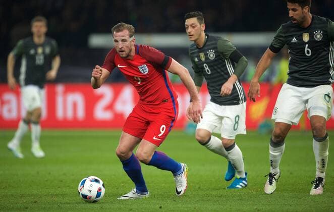 Fußball, Länderspiel, Deutschland - England Fussball DFB Berlin 26.03.2016 Olympiastadion Berlin Laenderspiel Test EURO 2016 Deutschland geg England 2 : 3 vlnr Harry KANE 9 ENG Mesut OEZIL (ÖZIL) 8 GER Sami KHEDIRA 6 GER
