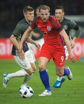 Fußball, Länderspiel, Deutschland - England Fussball DFB Berlin 26.03.2016 Olympiastadion Berlin Laenderspiel Test EURO 2016 Deutschland geg England 2 : 3 vlnr Harry KANE 9 ENG Toni KROOS 18 GER links hinten Mesut OEZIL (ÖZIL) 8 GER