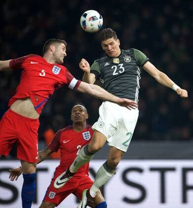 Fußball, Länderspiel, Deutschland - England Fussball DFB Berlin 26.03.2016 Olympiastadion Berlin Laenderspiel Test EURO 2016 Deutschland geg England 2 : 3 2 : 0 Torschuetze Mario GOMEZ 23 GER Kopfball vlnr Gary CAHILL 5 ENG Nathaniel CLYNE 2 ENG Mario GOMEZ 23 GER
