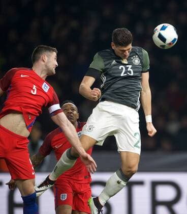 Fußball, Länderspiel, Deutschland - England Fussball DFB Berlin 26.03.2016 Olympiastadion Berlin Laenderspiel Test EURO 2016 Deutschland geg England 2 : 3 2 : 0 Torschuetze Mario GOMEZ 23 GER Kopfball vlnr Gary CAHILL 5 ENG Nathaniel CLYNE 2 ENG Mario GOMEZ 23 GER