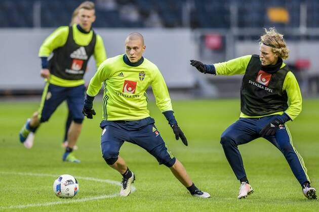 160327 Victor Nilsson Lindelöf och Oscar Hiljemark under Sveriges fotbollslandslags träning den 27 mars 2016 i Stockholm.  Copyright: JOELxMARKLUND BB160327JM012