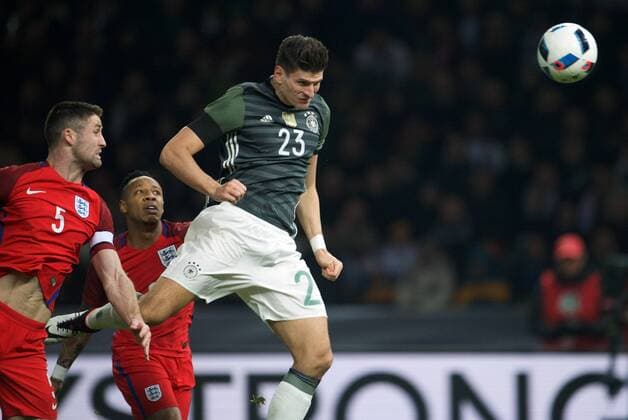 Fußball, Länderspiel, Deutschland - England Fussball DFB Berlin 26.03.2016 Olympiastadion Berlin Laenderspiel Test EURO 2016 Deutschland geg England 2 : 3 2 : 0 Torschuetze Mario GOMEZ 23 GER Kopfball vlnr Gary CAHILL 5 ENG Nathaniel CLYNE 2 ENG Mario GOMEZ 23 GER