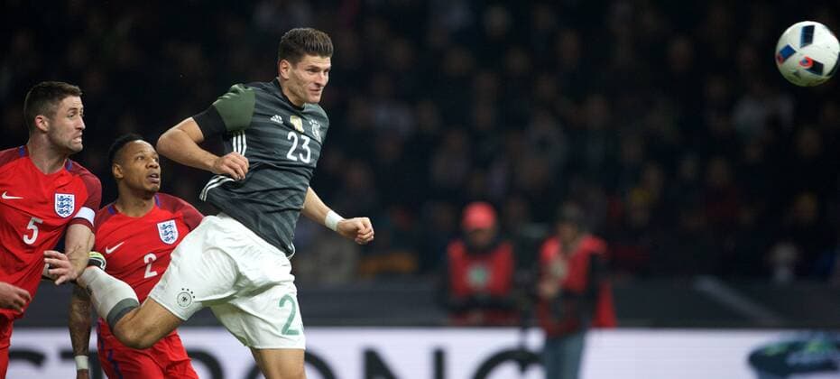 Fußball, Länderspiel, Deutschland - England Fussball DFB Berlin 26.03.2016 Olympiastadion Berlin Laenderspiel Test EURO 2016 Deutschland geg England 2 : 3 2 : 0 Torschuetze Mario GOMEZ 23 GER Kopfball vlnr Gary CAHILL 5 ENG Nathaniel CLYNE 2 ENG Mario GOMEZ 23 GER
