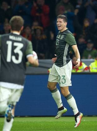 Fußball, Länderspiel, Deutschland - England Fussball DFB Berlin 26.03.2016 Olympiastadion Berlin Laenderspiel Test EURO 2016 Deutschland geg England 2 : 3 2 : 0 Torschuetze Mario GOMEZ 23 GER Kopfball Torjubel