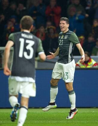 Fußball, Länderspiel, Deutschland - England Fussball DFB Berlin 26.03.2016 Olympiastadion Berlin Laenderspiel Test EURO 2016 Deutschland geg England 2 : 3 2 : 0 Torschuetze Mario GOMEZ 23 GER Kopfball Torjubel