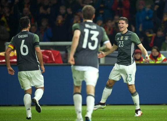 Fußball, Länderspiel, Deutschland - England Fussball DFB Berlin 26.03.2016 Olympiastadion Berlin Laenderspiel Test EURO 2016 Deutschland geg England 2 : 3 2 : 0 Torschuetze Mario GOMEZ 23 GER Torjubel mit Sami KHEDIRA 6 GER Thomas MUELLER (MUELLER) 13 GER