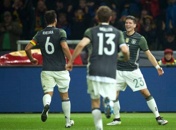 Fußball, Länderspiel, Deutschland - England Fussball DFB Berlin 26.03.2016 Olympiastadion Berlin Laenderspiel Test EURO 2016 Deutschland geg England 2 : 3 2 : 0 Torschuetze Mario GOMEZ 23 GER Torjubel mit Sami KHEDIRA 6 GER Thomas MUELLER (MUELLER) 13 GER