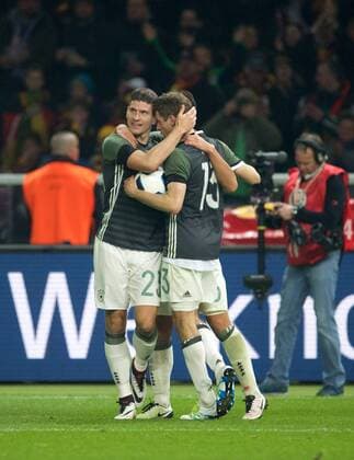 Fußball, Länderspiel, Deutschland - England Fussball DFB Berlin 26.03.2016 Olympiastadion Berlin Laenderspiel Test EURO 2016 Deutschland geg England 2 : 3 2 : 0 Torschuetze Mario GOMEZ 23 GER Torjubel mit Sami KHEDIRA 6 GER Thomas MUELLER (MUELLER) 13 GER