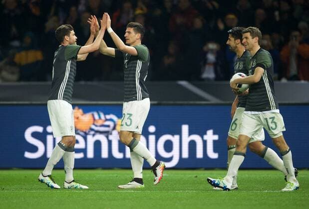 Fußball, Länderspiel, Deutschland - England Fussball DFB Berlin 26.03.2016 Olympiastadion Berlin Laenderspiel Test EURO 2016 Deutschland geg England 2 : 3 2 : 0 Torschuetze Mario GOMEZ 23 GER Torjubel mit vlnr Jonas HECTOR 3 GER Mario GOMEZ 23 GER Sami KHEDIRA 6 GER Thomas MUELLER (MUELLER) 13 GER