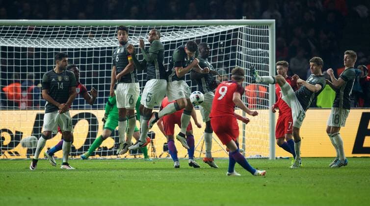 Fußball, Länderspiel, Deutschland - England Fussball DFB Berlin 26.03.2016 Olympiastadion Berlin Laenderspiel Test EURO 2016 Deutschland geg England 2 : 3 Mauer GER abwehr vlnr Emre CAN 14 GER Sami KHEDIRA 6 GER Jonathan TAH 25 GER Mario GOMEZ 23 GER Antonio RUEDIGER ( RÜDIGER ) 16 GER harry KANE 9 ENG Thomas MUELLER (MUELLER) 13 GER Toni KROOS 18 GER