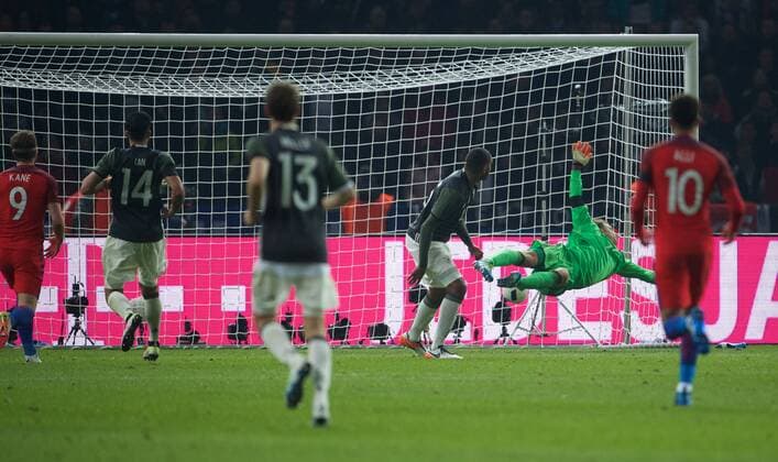 Fußball, Länderspiel, Deutschland - England Fussball DFB Berlin 26.03.2016 Olympiastadion Berlin Laenderspiel Test EURO 2016 Deutschland geg England 2 : 3 2 : 2 Tor fuer England TW Manuel NEUER 1 GER Antonio RUEDIGER ( RÜDIGER ) 16 GER