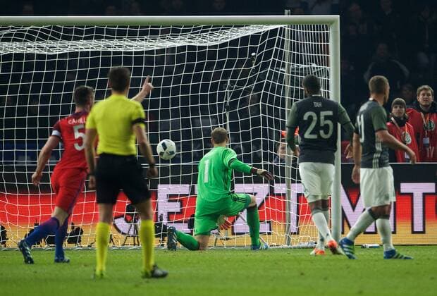 Fußball, Länderspiel, Deutschland - England Fussball DFB Berlin 26.03.2016 Olympiastadion Berlin Laenderspiel Test EURO 2016 Deutschland geg England 2 : 3 2 : 3 Tor fuer England TW Manuel NEUER 1 GER Jonathan TAH 25 GER Lukas PODOLSKI 10 GER