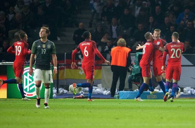Fußball, Länderspiel, Deutschland - England Fussball DFB Berlin 26.03.2016 Olympiastadion Berlin Laenderspiel Test EURO 2016 Deutschland geg England 2 : 3 2 : 3 Tor fuer England vlnr Jamie BARKLEY 19 ENG Mario GOETZE (GÖTZE) 19 GER chris SMALLING 6 ENG jordan HENDERSON 8 ENG Eric DIER 4 ENG Ross BARKLEY 20 ENG