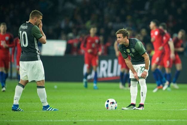 Fußball, Länderspiel, Deutschland - England Fussball DFB Berlin 26.03.2016 Olympiastadion Berlin Laenderspiel Test EURO 2016 Deutschland geg England 2 : 3 nach 2 : 3 Tor fuer England Anstoss vlnr Lukas PODOLSKI 10 GER Mario GOETZE (GÖTZE) 19 GER