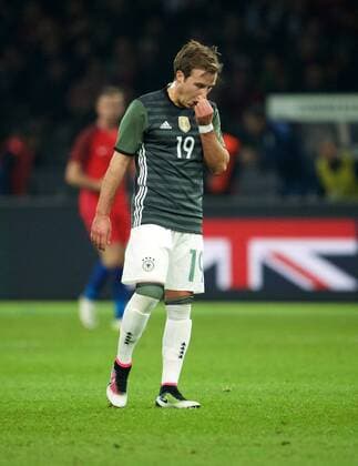 Fußball, Länderspiel, Deutschland - England Fussball DFB Berlin 26.03.2016 Olympiastadion Berlin Laenderspiel Test EURO 2016 Deutschland geg England 2 : 3 Schluss Mario GOETZE (GÖTZE) 19 GER traurig nachdenklich verlierer