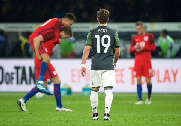 Fußball, Länderspiel, Deutschland - England Fussball DFB Berlin 26.03.2016 Olympiastadion Berlin Laenderspiel Test EURO 2016 Deutschland geg England 2 : 3 Schluss Mario GOETZE (GÖTZE) 19 GER traurig nachdenklich verlierer England feiert