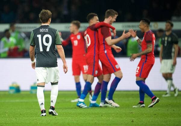 Fußball, Länderspiel, Deutschland - England Fussball DFB Berlin 26.03.2016 Olympiastadion Berlin Laenderspiel Test EURO 2016 Deutschland geg England 2 : 3 Schluss Mario GOETZE (GÖTZE) 19 GER traurig nachdenklich verlierer England feiert