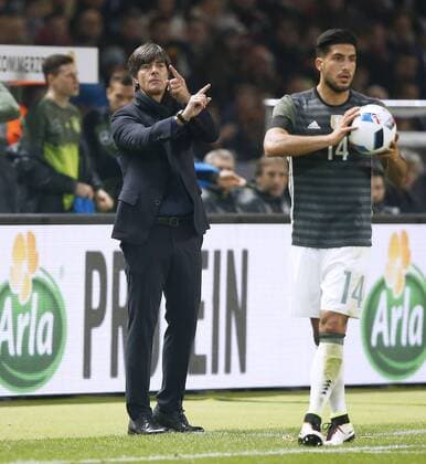 Fußball, Länderspiel, Deutschland - England LOEW Joachim Bundestrainer Team Deutschland mit CAN Emre DFB Fussball Laenderspiel Deutschland-England 2 : 3 am 26.03.2016 in Berlin 