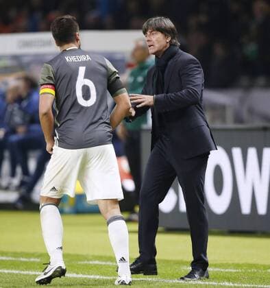 Fußball, Länderspiel, Deutschland - England LOEW Joachim Bundestrainer Team Deutschland mit Kapitaen KHEDIRA Sami DFB Fussball Laenderspiel Deutschland-England 2 : 3 am 26.03.2016 in Berlin 