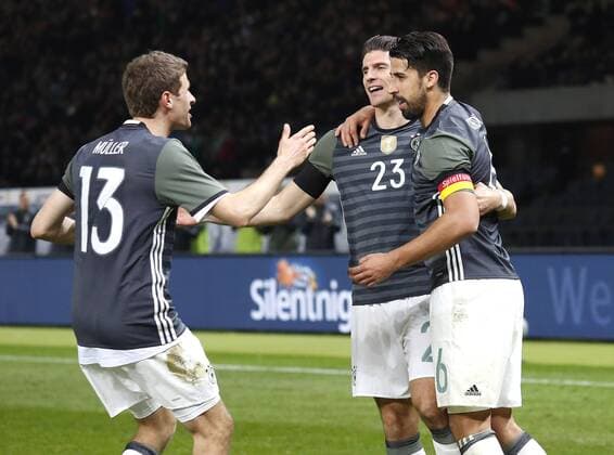 Fußball, Länderspiel, Deutschland - England GOMEZ Mario Team Deutschland jubelt nach seinem Tor zum 2 : 0 mit MUELLER Thomas und KHEDIRA Sami DFB Fussball Laenderspiel Deutschland-England 2 : 3 am 26.03.2016 in Berlin 