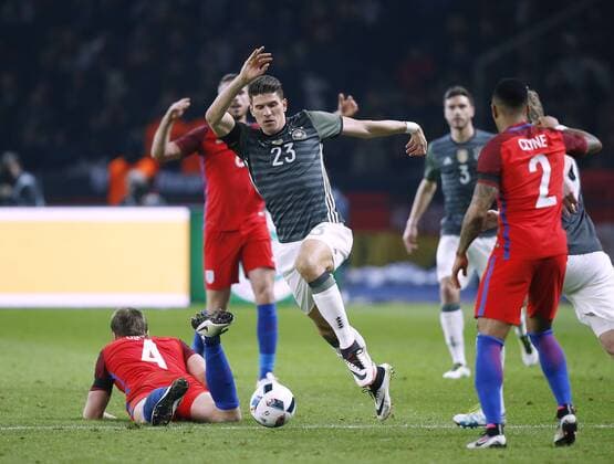 Fußball, Länderspiel, Deutschland - England GOMEZ Mario Team Deutschland mit DIER Eric DFB Fussball Laenderspiel Deutschland-England 2 : 3 am 26.03.2016 in Berlin 