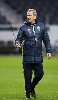 160327 Förbundskapten Erik Hamren under Sveriges fotbollslandslags träning den 27 mars 2016 i Stockholm.  Copyright: JOELxMARKLUND BB160327JM035