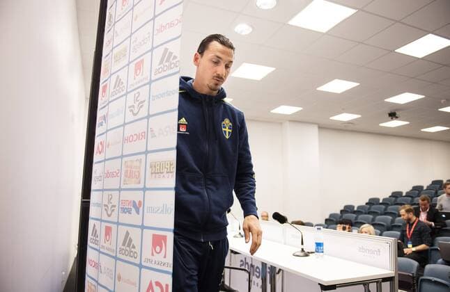 Fußball, Zlatan Ibrahimovic - PK Nationalteam Schweden 160327 Zlatan Ibrahimovic under en presskonferens efter Sveriges fotbollslandslags träning den 27 mars 2016 i Stockholm.  Copyright: JOELxMARKLUND BB160327JM038