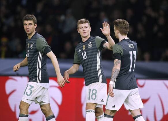 Fußball, Länderspiel, Deutschland - England KROOS Toni Team Deutschland jubelt mit REUS Marco nach seinem Tor zum 1 : 0 DFB Fussball Laenderspiel Deutschland-England 2 : 3 am 26.03.2016 in Berlin 