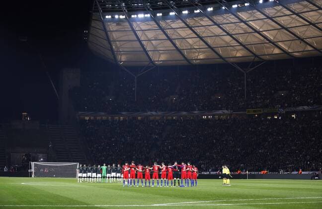 Fußball, Länderspiel, Deutschland - England Team Deutschland und das Team England bei der Trauerminute beim Gedenken fuer das Bruessel Atentat DFB Fussball Laenderspiel Deutschland-England 2 : 3 am 26.03.2016 in Berlin 