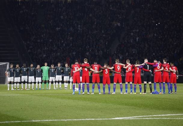 Fußball, Länderspiel, Deutschland - England Team Deutschland und das Team England bei der Trauerminute beim Gedenken fuer das Bruessel Atentat DFB Fussball Laenderspiel Deutschland-England 2 : 3 am 26.03.2016 in Berlin 