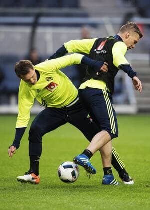 160327 Kim Källström och Pontus Wernbloom i en närkamp under Sveriges fotbollslandslags träning den 27 mars 2016 i Stockholm.  Copyright: JOELxMARKLUND BB160327JM049
