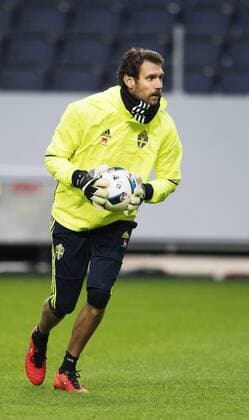 160327 Andreas Isaksson under Sveriges fotbollslandslags träning den 27 mars 2016 i Stockholm.  Copyright: JOELxMARKLUND BB160327JM050