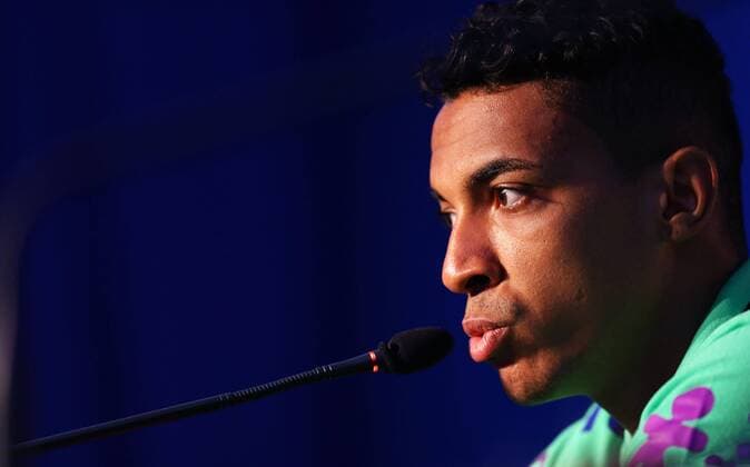 Bilder des Tages - SPORT Brazilian national soccer team player Luiz Gustavo delivers a presser at Vila Ventura hotel in Viamao, Brazil, 27 March 2016, prior to 29 March s Russia 2018 World Cup qualifying match before Paraguay. EFE Silvio Avila BRAZILIAN NATIONAL SOCCER TEAM PRESSER !ACHTUNG: NUR REDAKTIONELLE NUTZUNG!  VIA002 20160327-635947066710986167